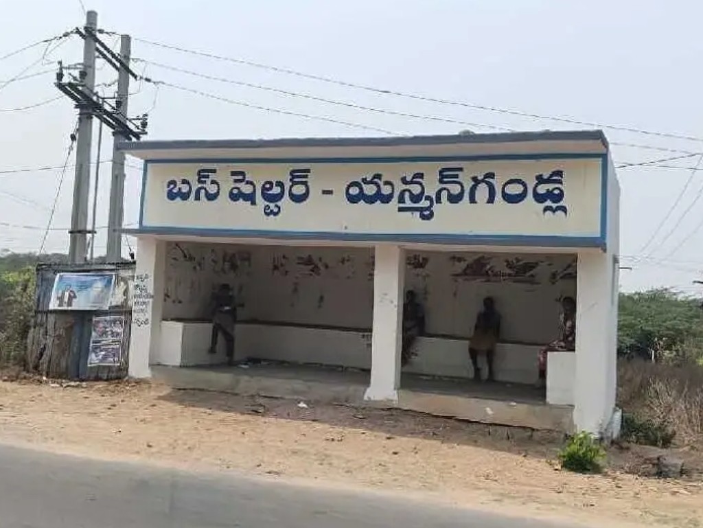బస్ స్టాప్ వద్ద బస్సులు ఆపాలని వినతి