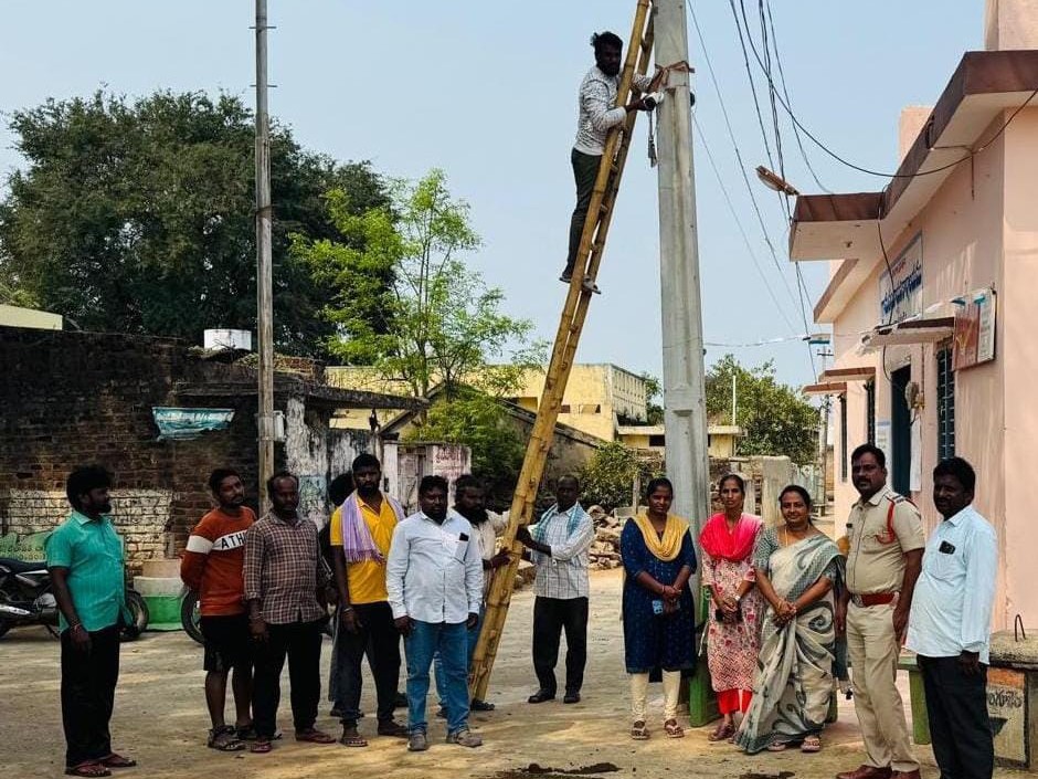 సీసీ కెమెరాలను ప్రారంభించిన ఎస్సై