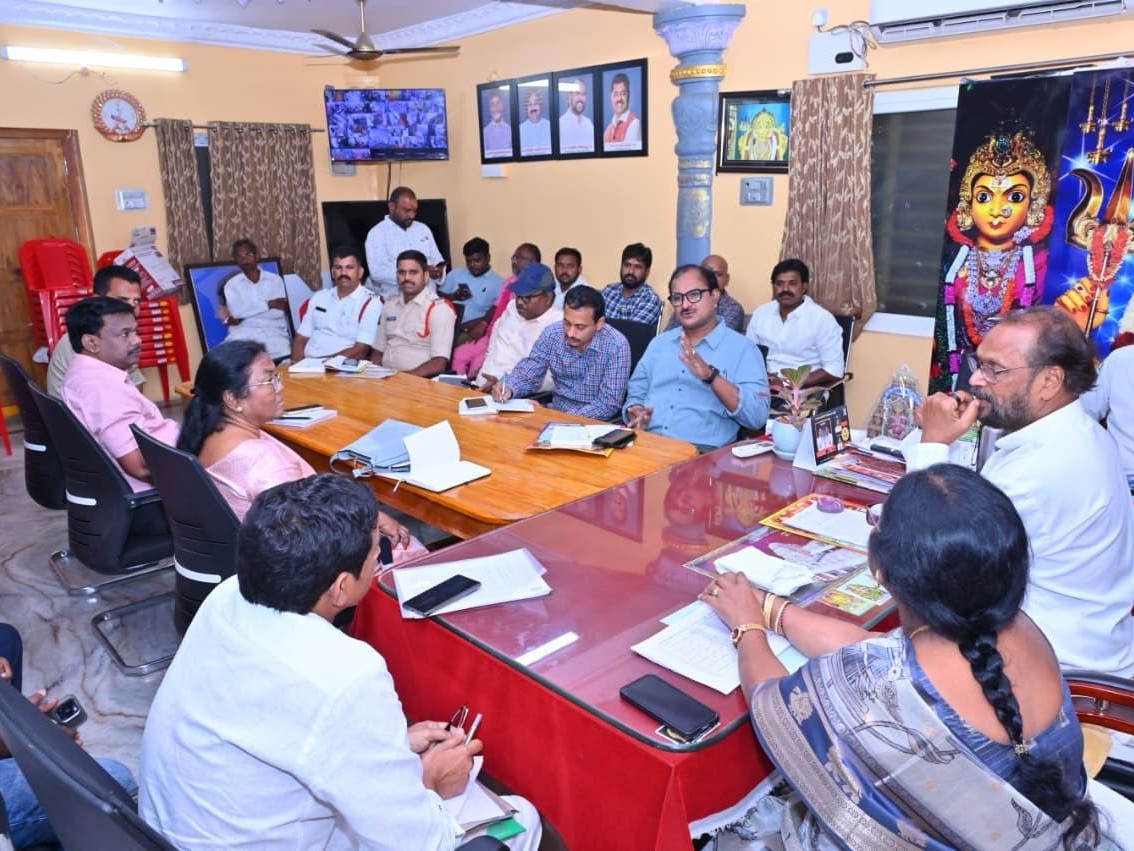 జాతర ఏర్పాట్లపై ఎమ్మెల్యే సమీక్ష