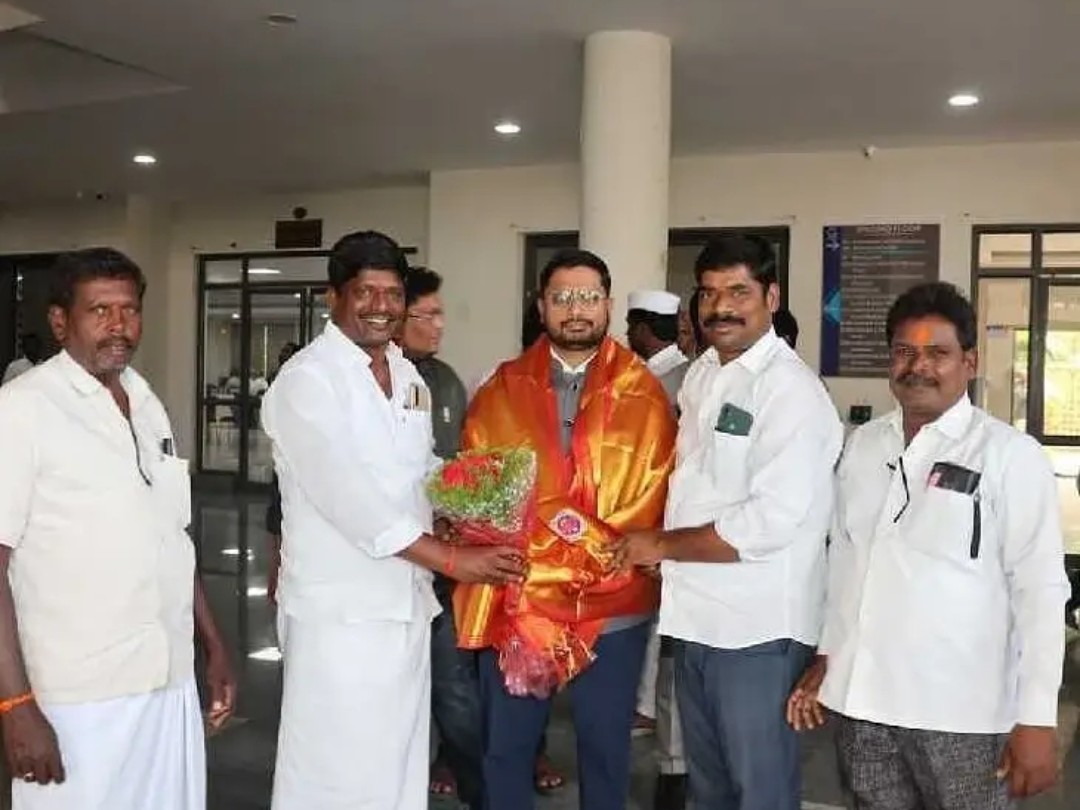 కలెక్టర్‌ను కలిసిన ఎర్రవల్లి నాయకులు