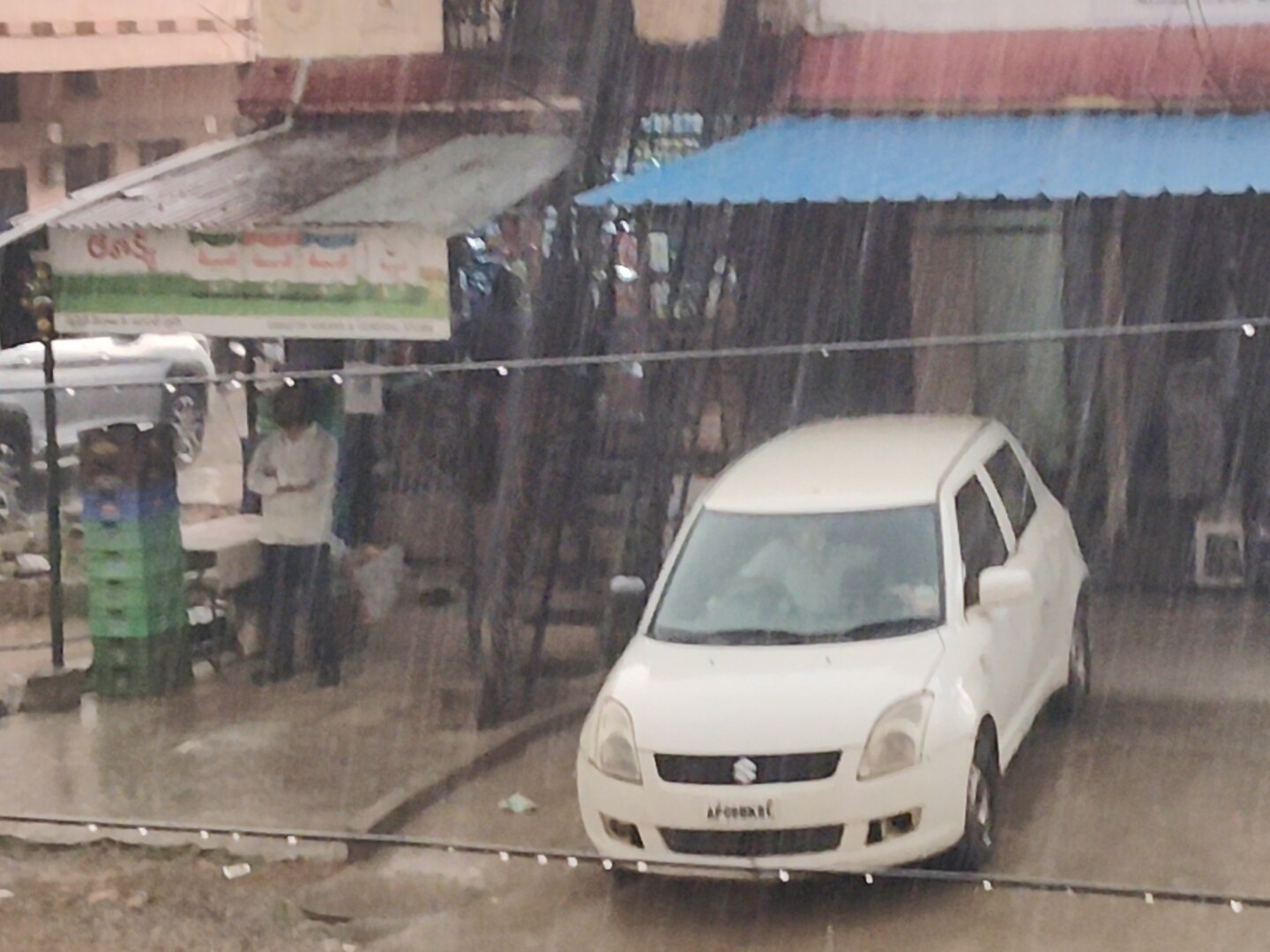 ఉరుములు మెరుపులతో కూడిన వర్షం