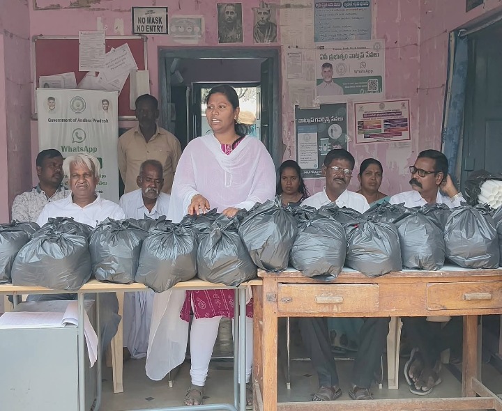 పారిశుద్ధ కార్మికులకు నిత్యవసర సరుకులు పంపిణీ