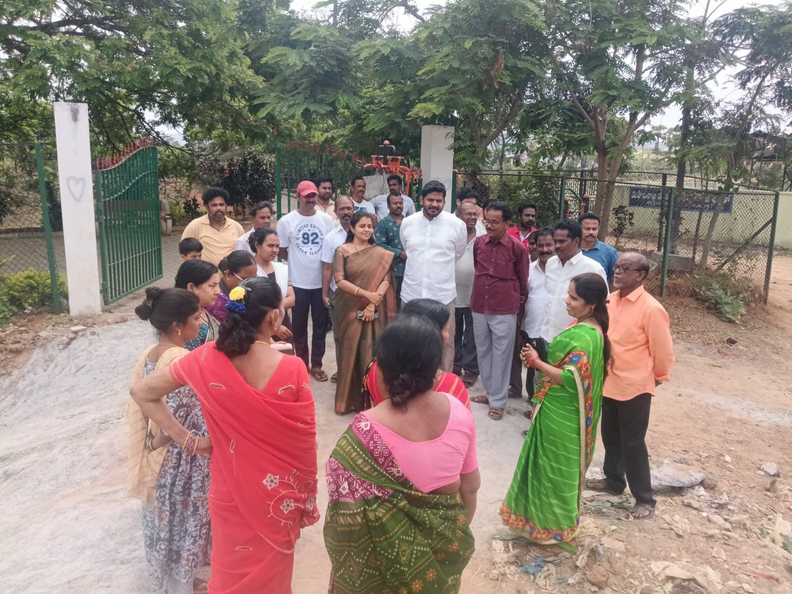 అక్కిరెడ్డిపాలెంలో డ్రైన్ పనుల పరిశీలన