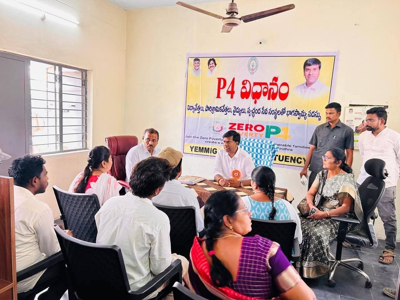 స్వర్ణాంధ్ర కేంద్రాన్ని సందర్శించిన ఎమ్మెల్యే