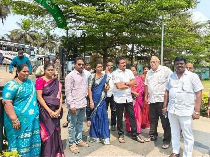 గ్రంథాలయ భవనాన్ని పరిశీలించిన అధికారులు