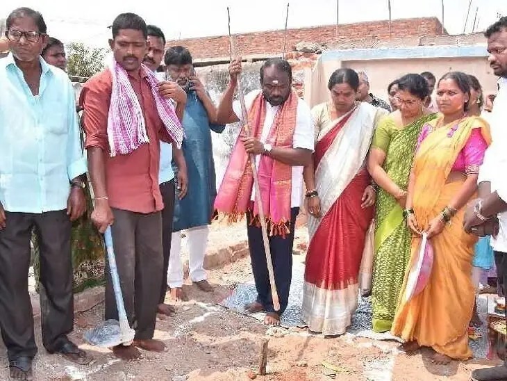 ఇందిరమ్మ ఇళ్ల నిర్మాణానికి భూమి పూజ చేసిన మేయర్