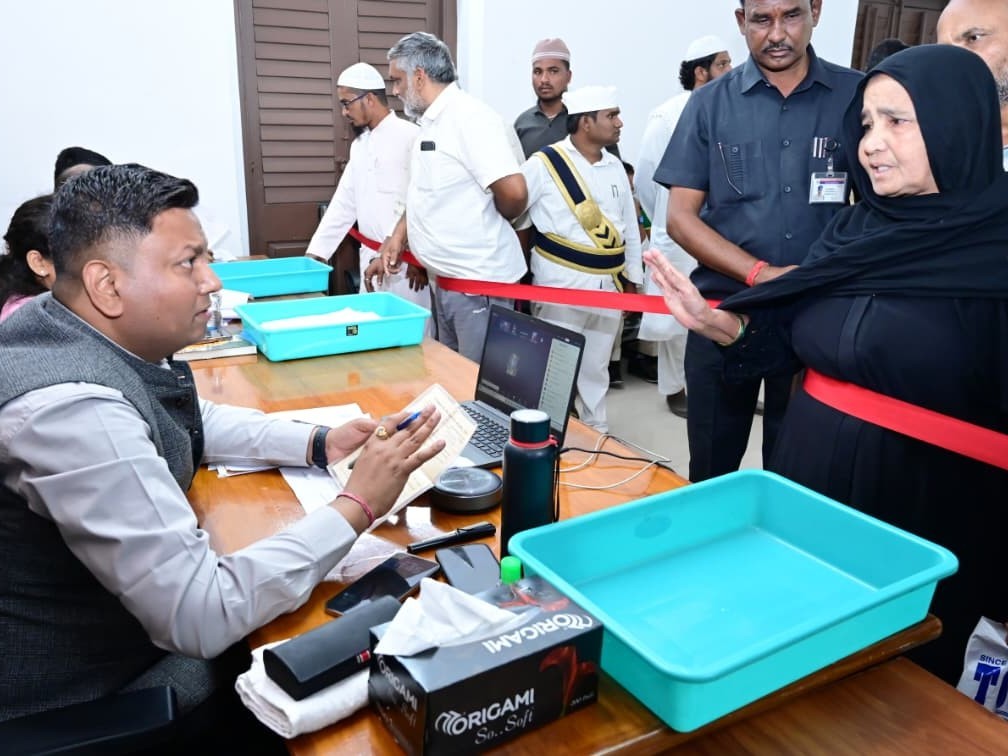 అర్జీలను సకాలంలో పరిష్కరించాలి: కలెక్టర్