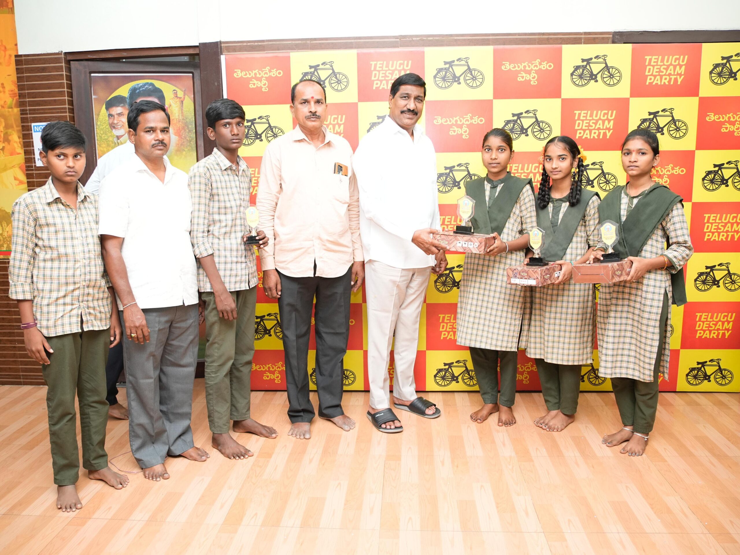 విద్యార్థులకు మేమేంటోలు అందజేసిన మంత్రి