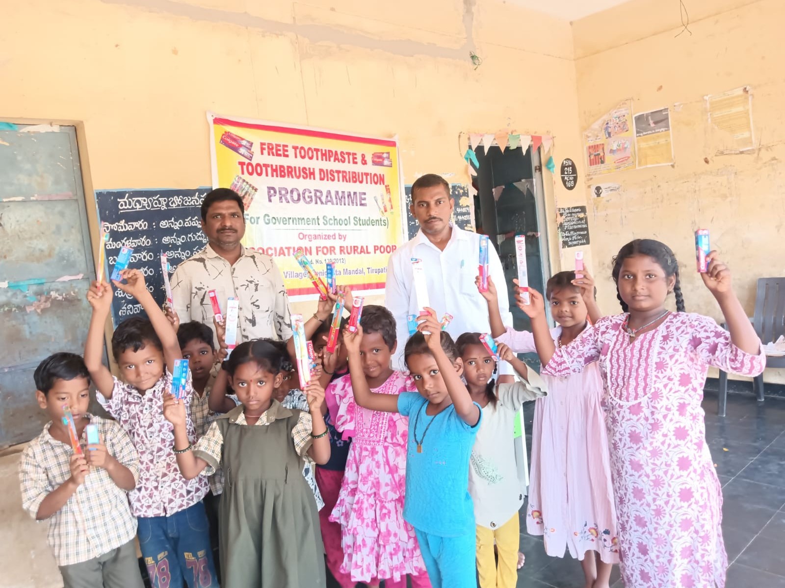 విద్యార్థులకు టూత్‌పేస్ట్, బ్రష్‌లు పంపిణీ