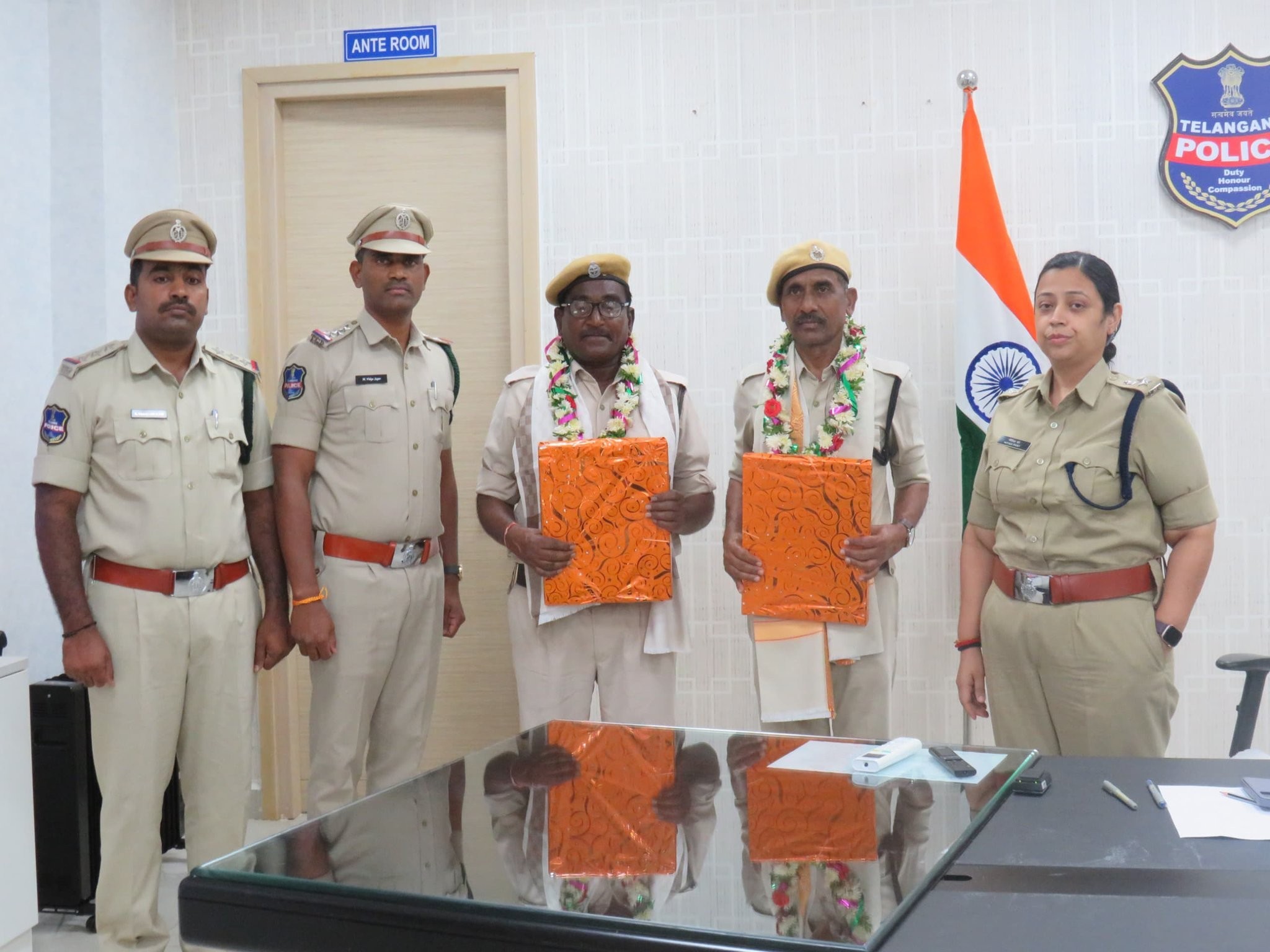 పదవీ విరమణ పొందుతున్న హోంగార్డులకు సత్కారం