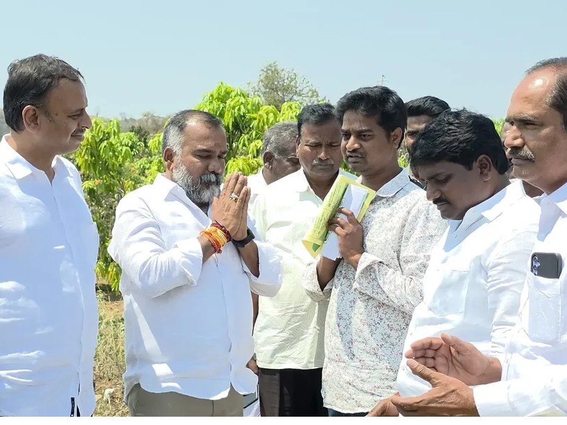 టేకుమందలో పర్యటించిన ఎమ్మెల్యే