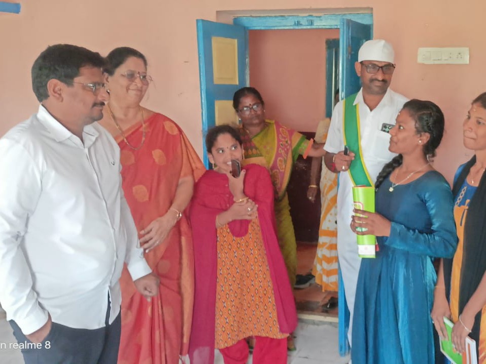 గర్ల్స్ హాస్టల్లు ఆకస్మిక తనిఖీ