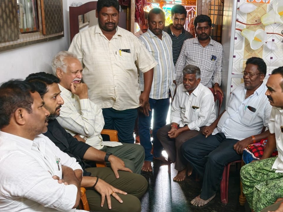 కార్యకర్తలను పరామర్శించిన యువనేత