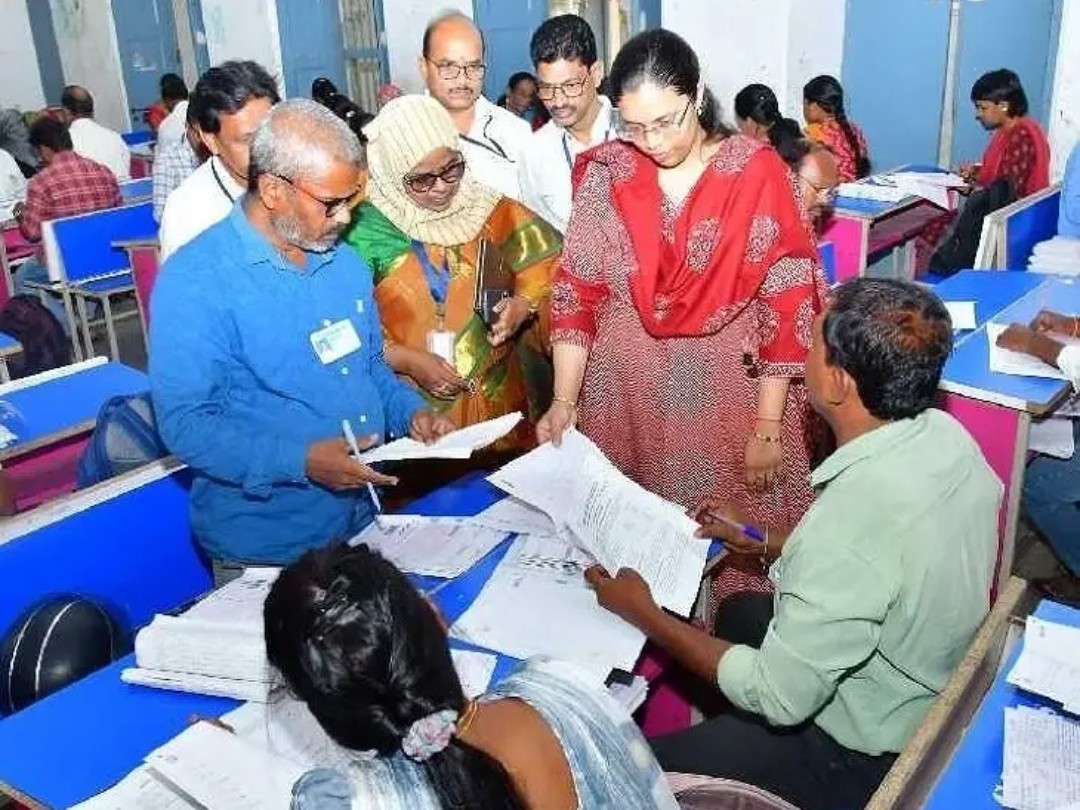 మూల్యాంకన కేంద్రంలో కలెక్టర్ ఆకస్మిక తనిఖీ