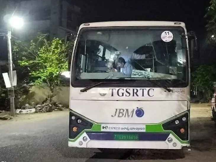 సాంకేతిక లోపంతో మధ్యలోనే నిలిచిపోయిన ఎలక్ట్రికల్ బస్సు