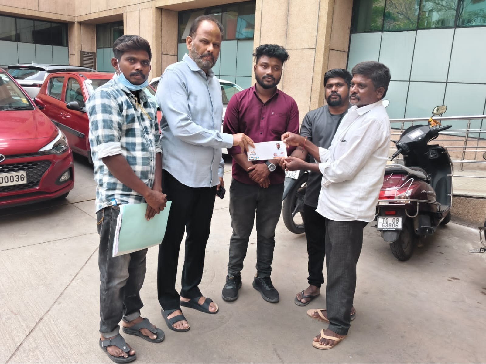 అనారోగ్య బాధితురాలికి రూ.10 వేల ఆర్థిక సాయం