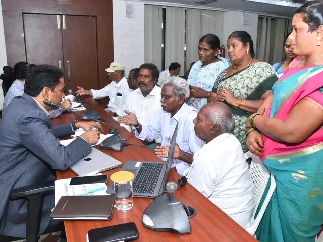 పీజీఆర్‌ఎస్‌లో అర్జీలు స్వీకరించిన కలెక్టర్