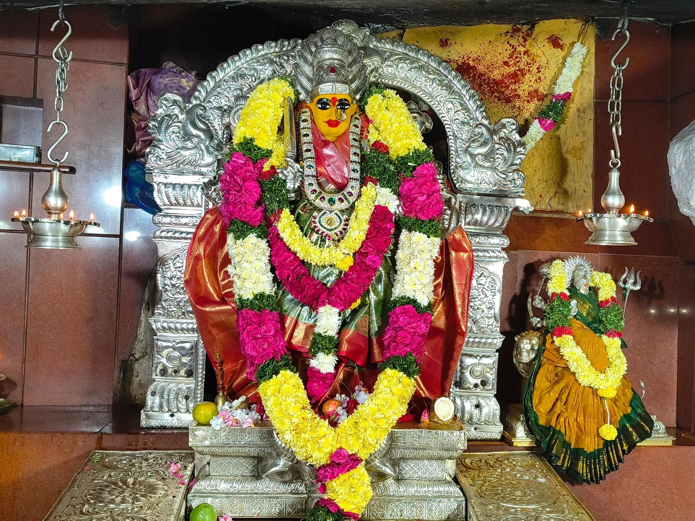 ప్రత్యేక అలంకరణలో అమ్మవారి దివ్యదర్శనం