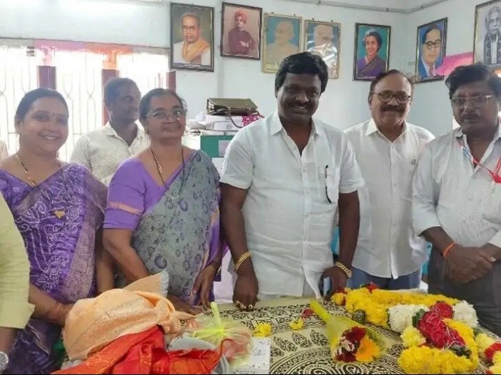 పాలకొల్లు గ్రంథాలయాన్ని తనిఖీ చేసిన ఛైర్మన్