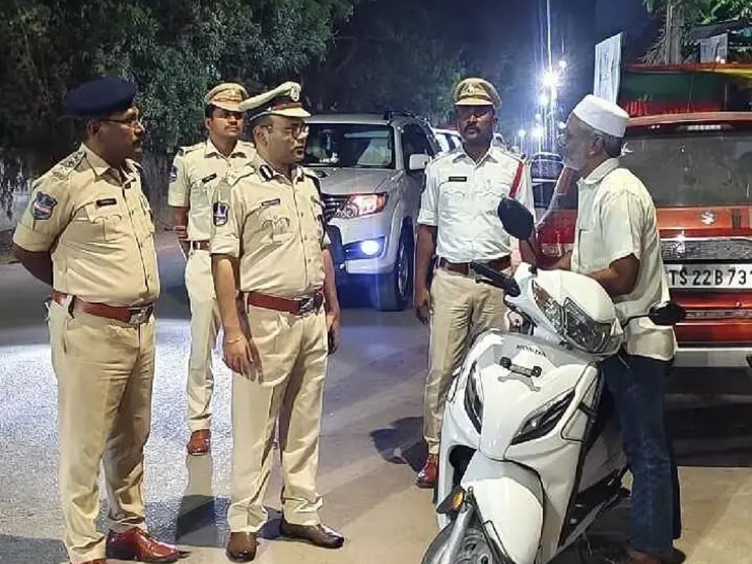 మసీదు పరిసర ప్రాంతాలను పరిశీలించిన సీపీ