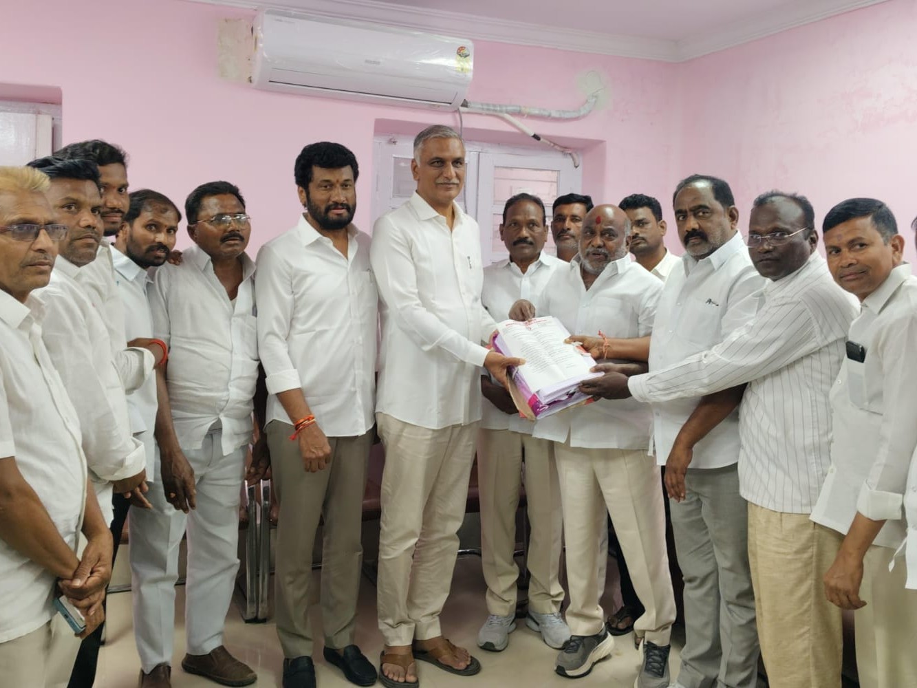 మాజీ మంత్రిని కలిసిన జోగు రామన్న