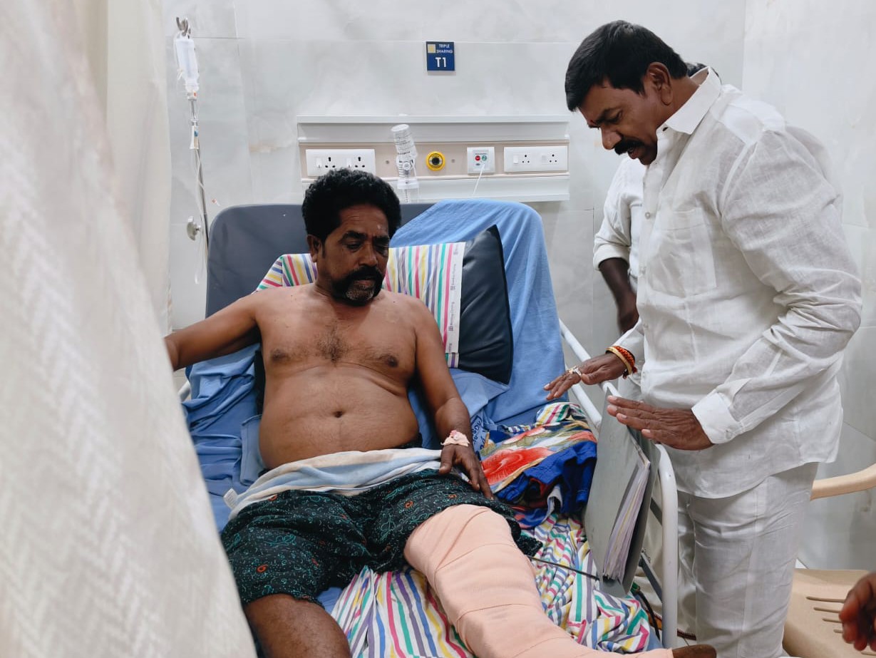 గాయపడిన నేతలను పరామర్శించిన ఎమ్మెల్యే