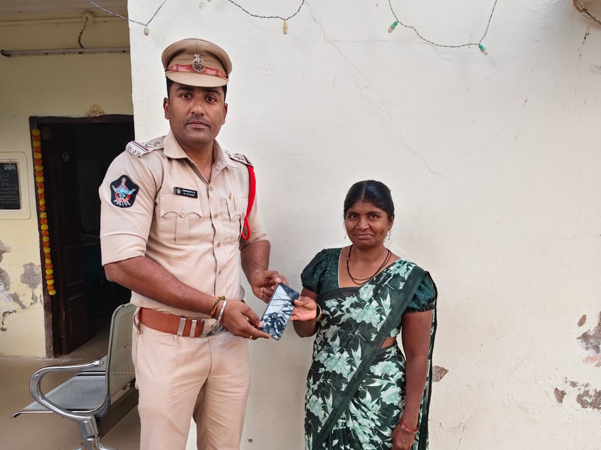 రెండు ఫోన్లు రికవరీ బాధితులకు అందజేత