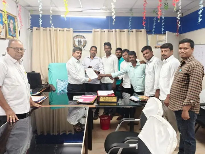 గార్డులను పరీక్షలతో వేధించడం అన్యాయం: AITUC నేతలు