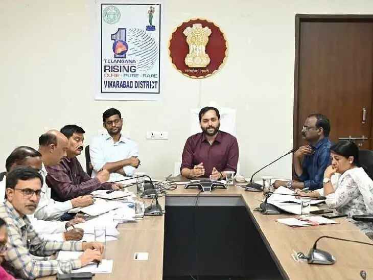 సీసీ రోడ్లు, ఇందిరమ్మ ఇళ్ల నిర్మాణాలు పూర్తి చేయాలి: కలెక్టర్