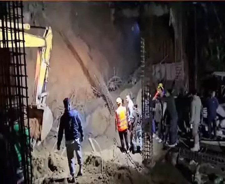 కొండచరియలు విరిగిపడి.. నలుగురు మృతి