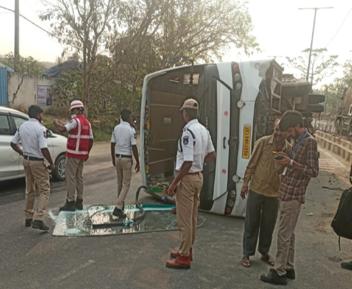 మినీ బస్సు బోల్తా.. పలువురికి తీవ్ర గాయాలు