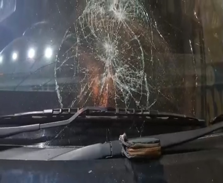 VIDEO: ప్రేమ వివాదం… కారుపై యువతి దాడి..!