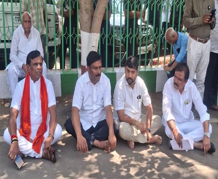 తోపుడు బండిపై అసెంబ్లీకి బీజేపీ ఎమ్మెల్యేలు