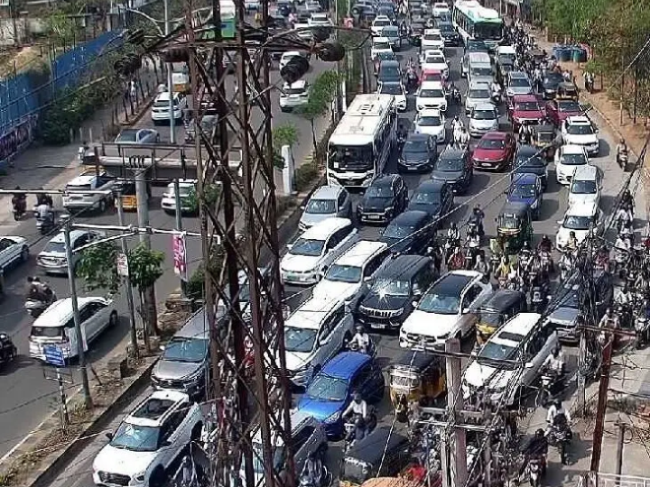 జూబ్లీహిల్స్ జర్నలిస్టు కాలనీలో హెవీ ట్రాఫిక్