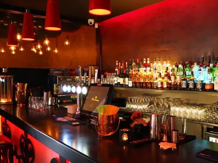 ఇష్టం వచ్చినప్పుడు బార్లు తెలుస్తున్నారు..!