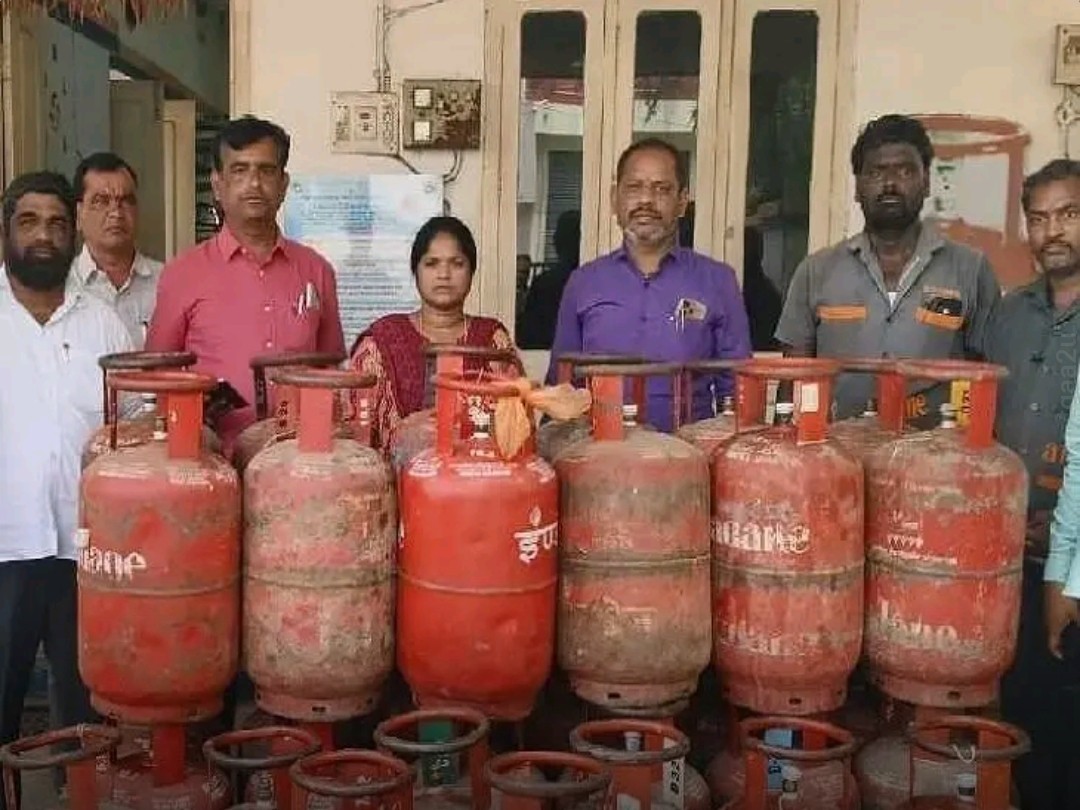 నకిరేకల్లో తనిఖీలు.. డొమెస్టిక్ సిలిండర్ల స్వాధీనం