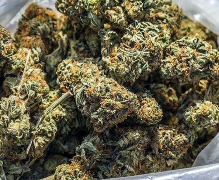 2 కేజీలు గంజాయి పట్టివేత