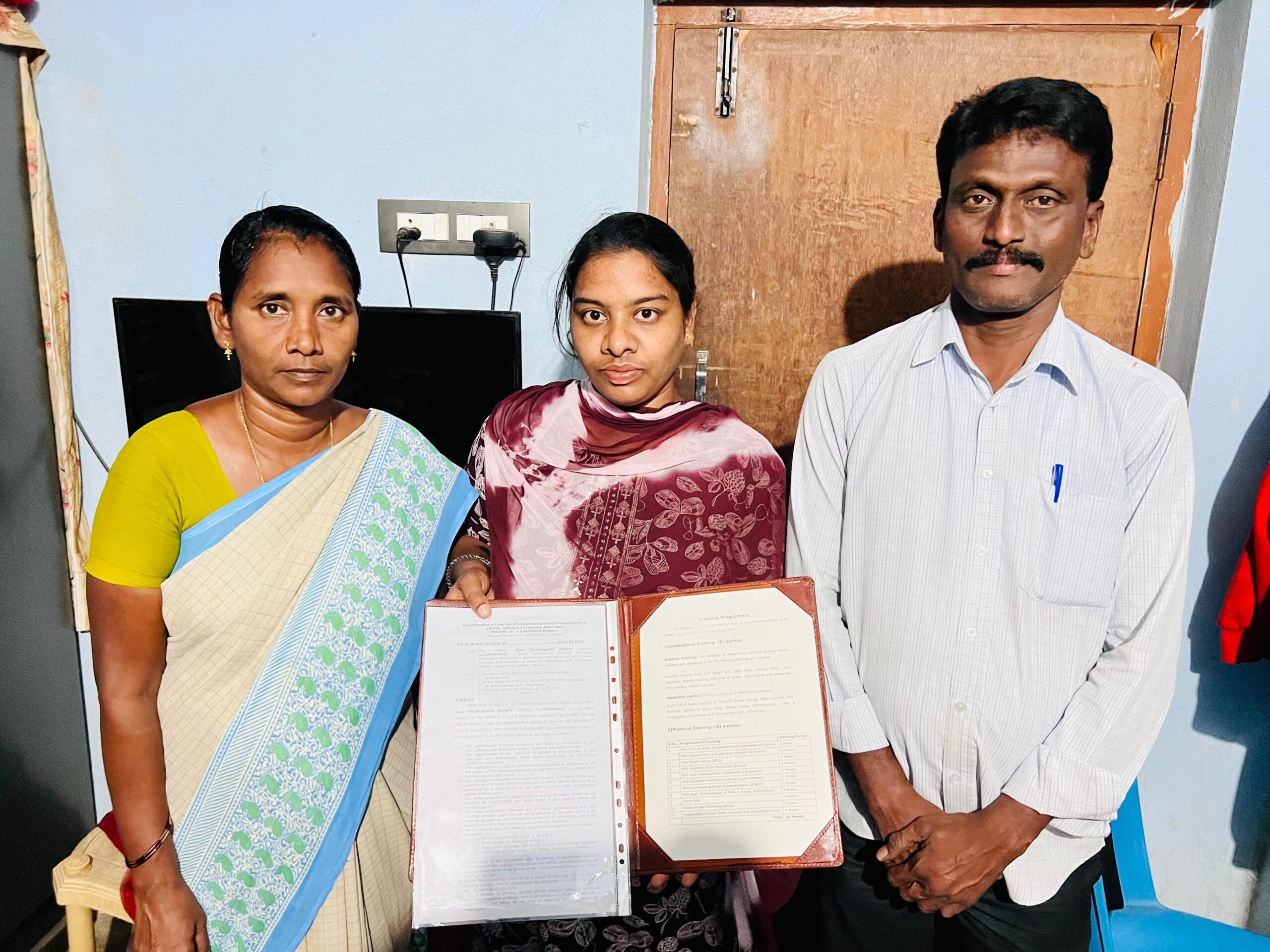 పేదరికాన్ని జయించి.. ఎక్సైజ్ ఎస్సై కొలువు