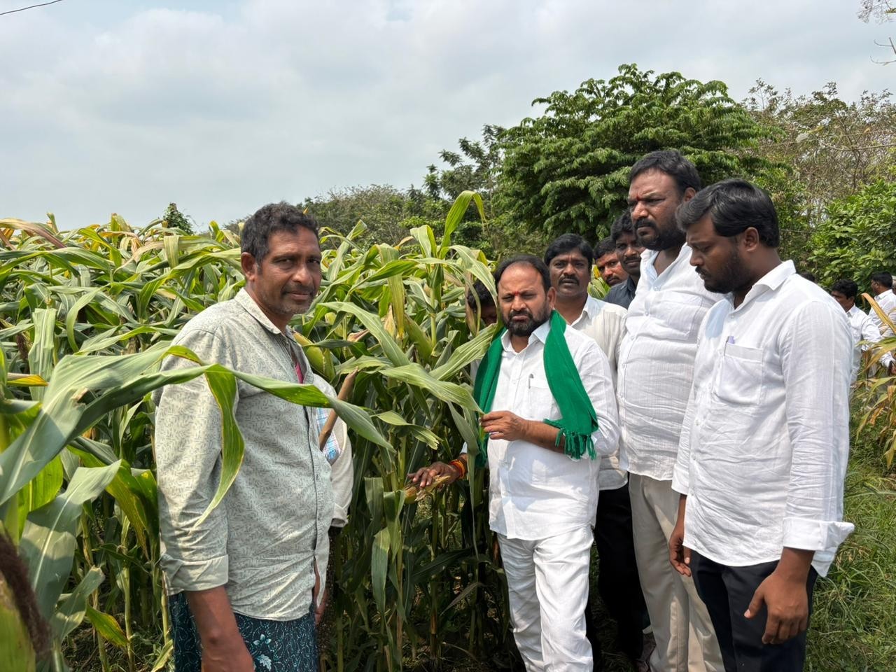 రైతుల కష్టసుఖాలు అడిగి తెలుసుకున్న ఎమ్మెల్యే