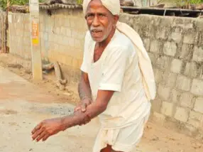 పిచ్చి కుక్కల దాడిలో వృద్ధుడికి తీవ్రగాయాలు