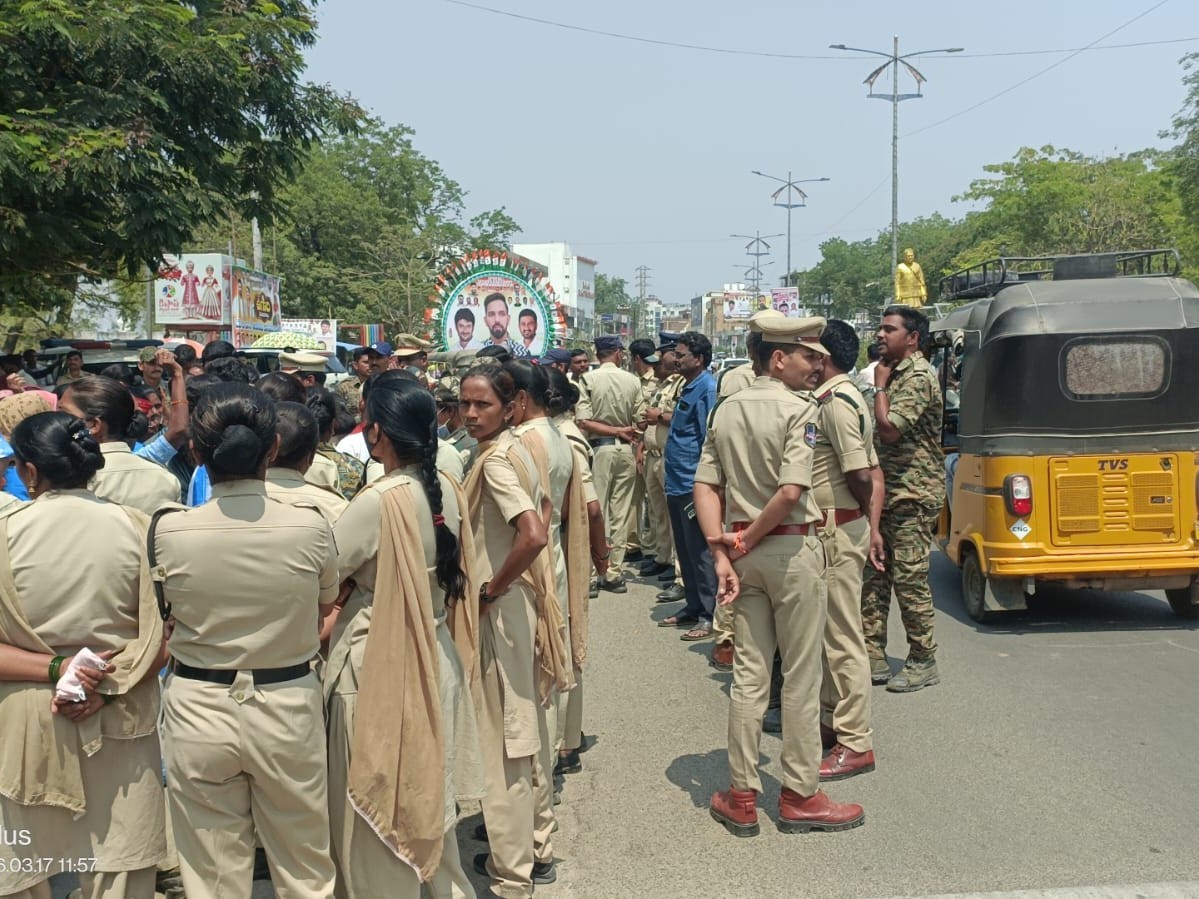 పోలీసుల భారీ మోహరింపు