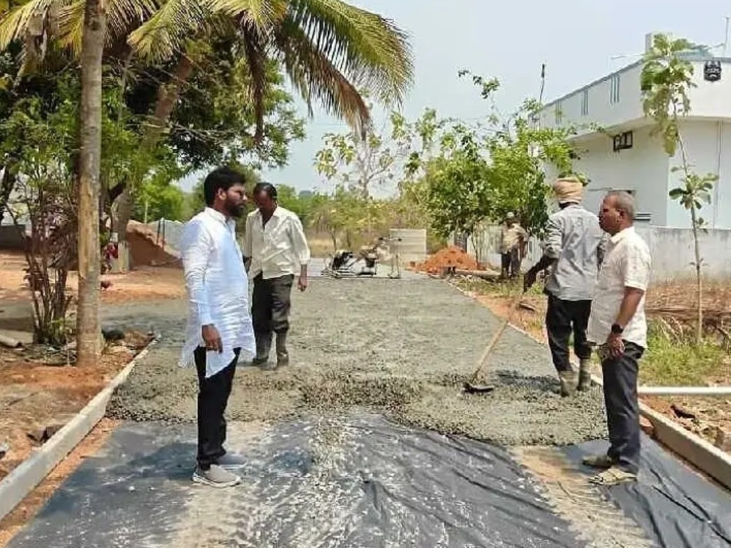 సీసీ రోడ్ల పనులను పరిశీలించిన డీఈఈ