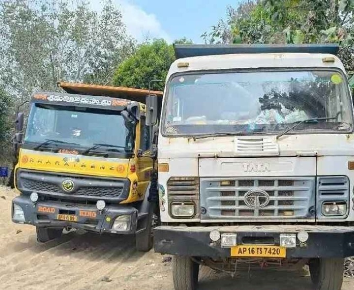 అక్రమంగా నల్లమట్టి తరలింపు.. 2 టిప్పర్లు సీజ్