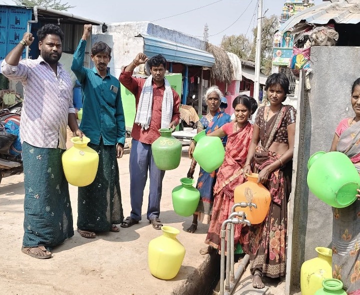 కొత్తూరు గ్రామంలో కాలి బిందెలతో నిరసన