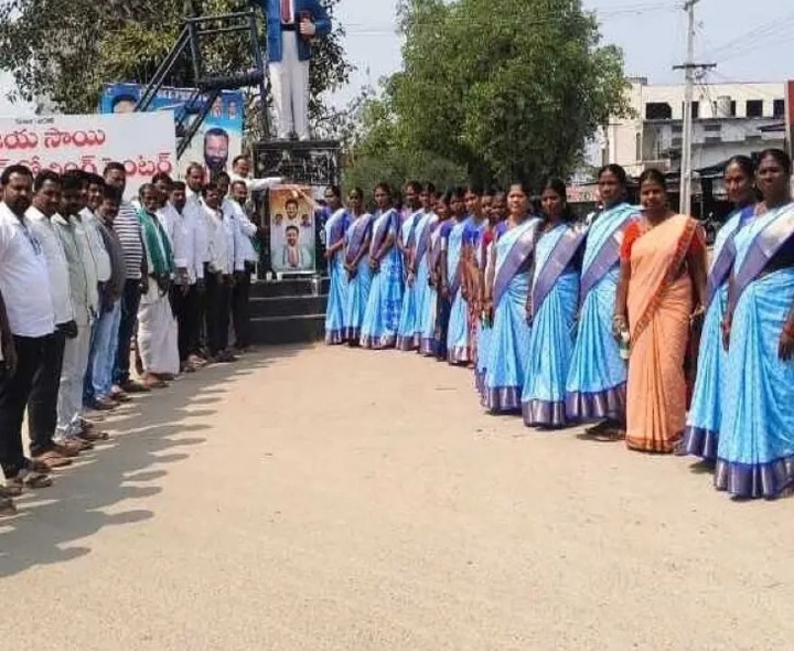 సీఎం, ఎమ్మెల్యే చిత్రపటాలకు పాలభిషేకం