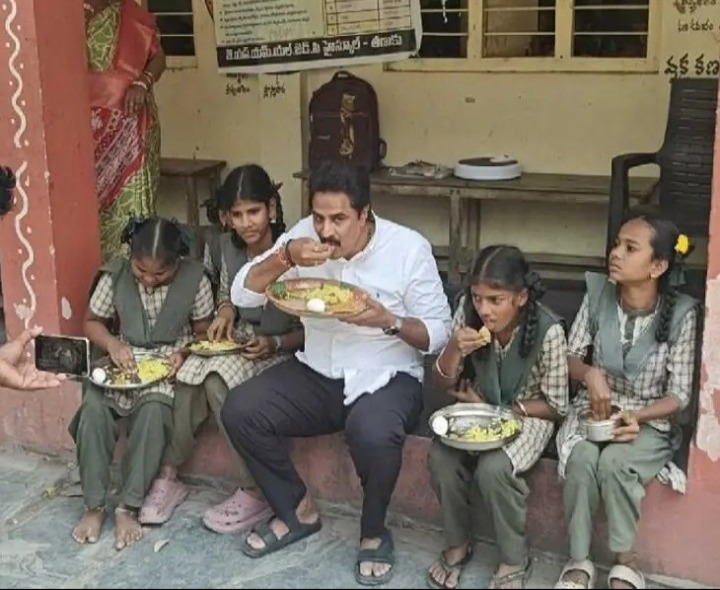 బాలికల పాఠశాలను ఆకస్మికంగా తనిఖీ చేసిన ఎమ్మెల్యే