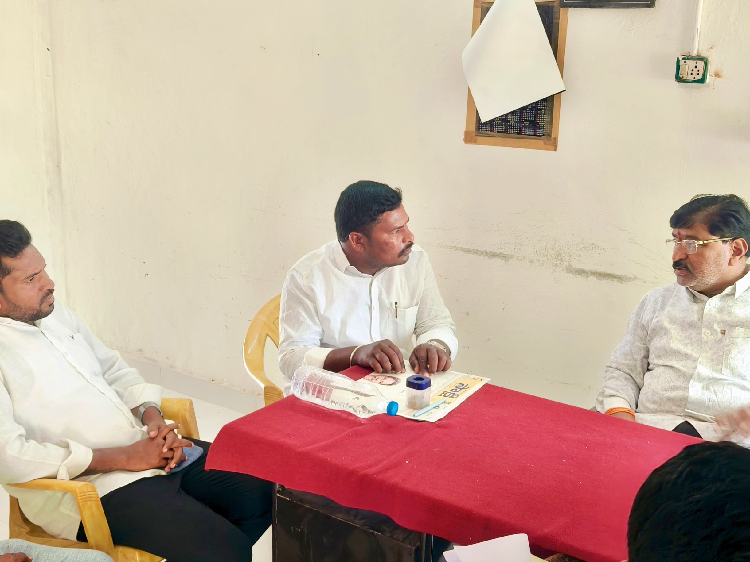 రోడ్డు నిర్మాణ పనులను ప్రారంభించాలని వినతి