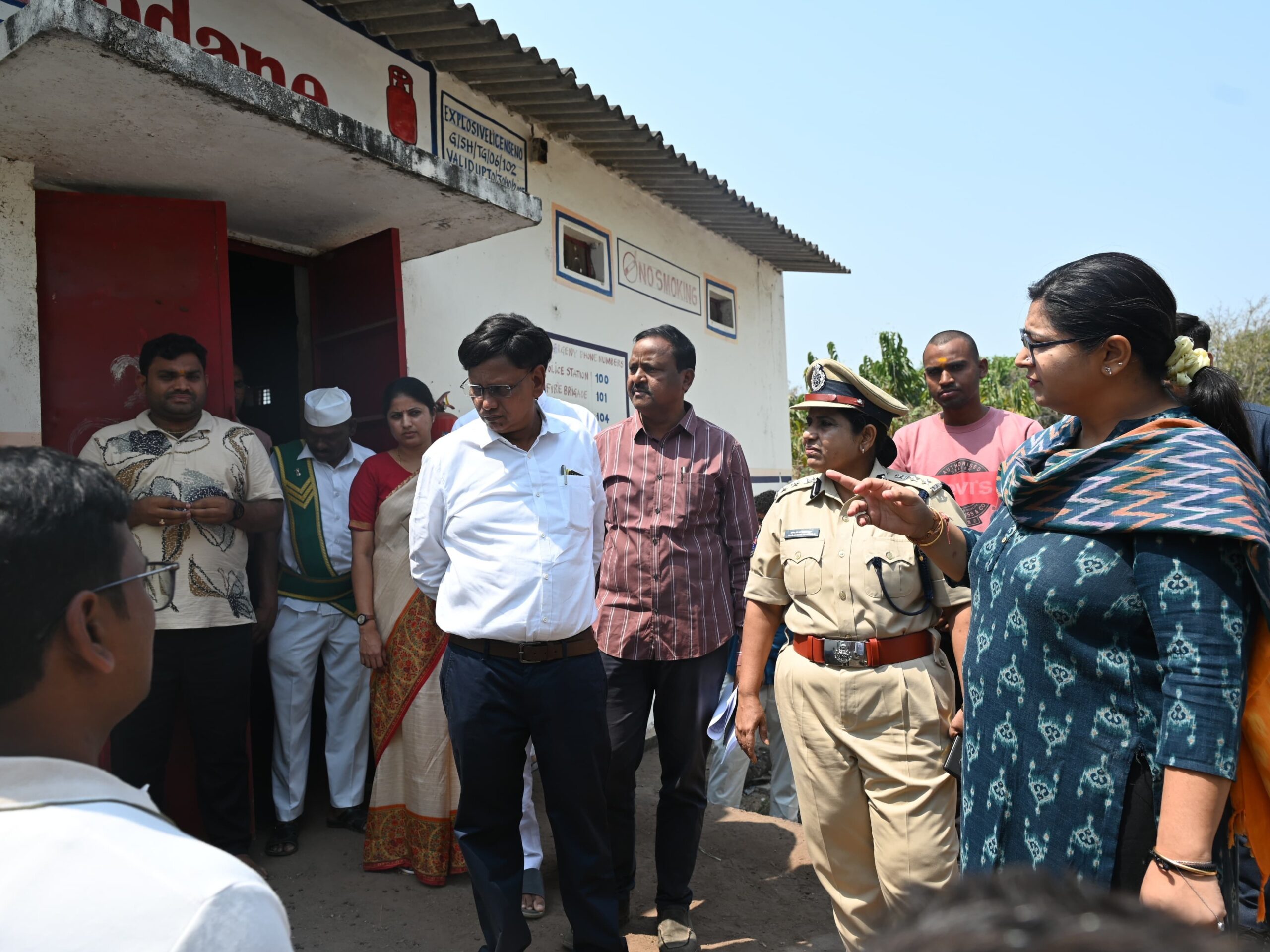 సిలెండర్ గోదాం‌ను ఆకస్మికంగా తనిఖీ చేసిన కలెక్టర్