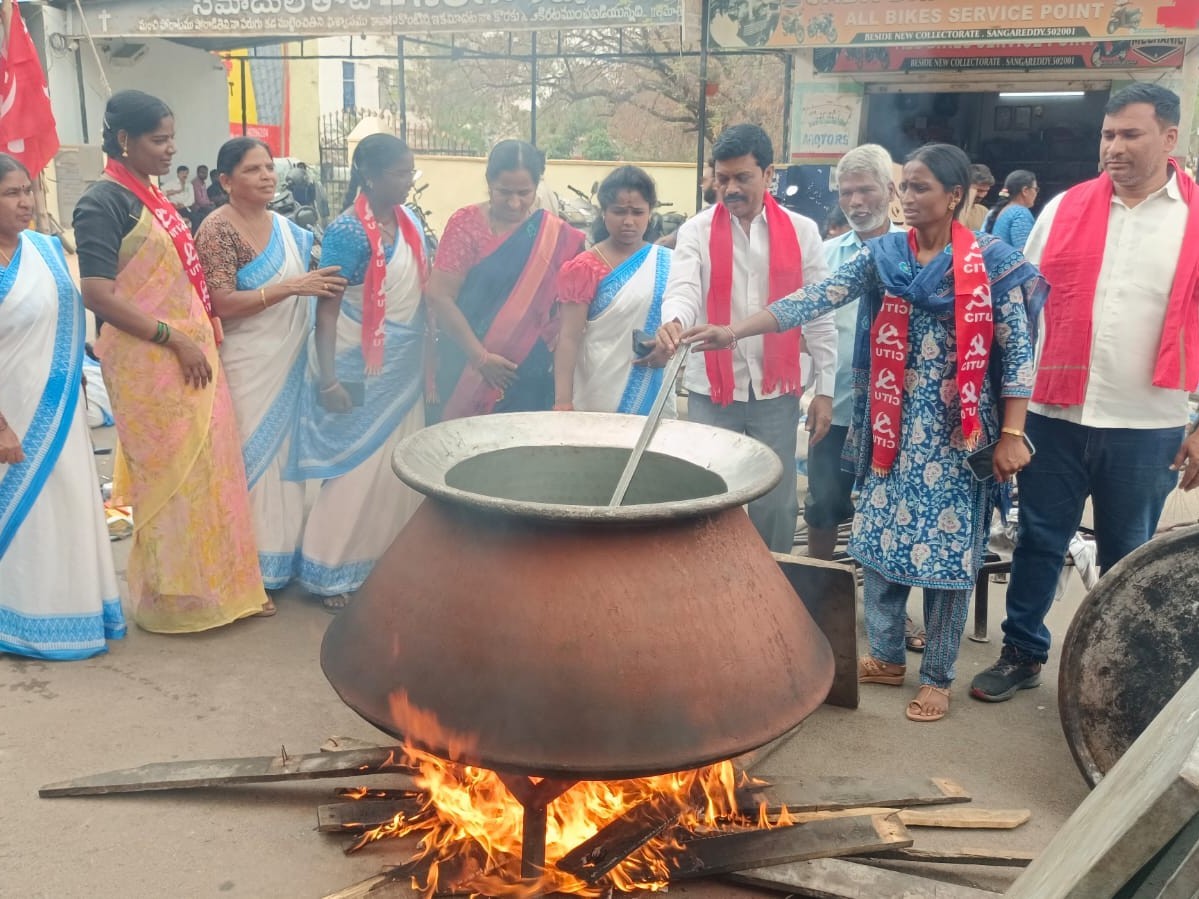 వంటావార్పుతో ఆశా వర్కర్ల నిరసన