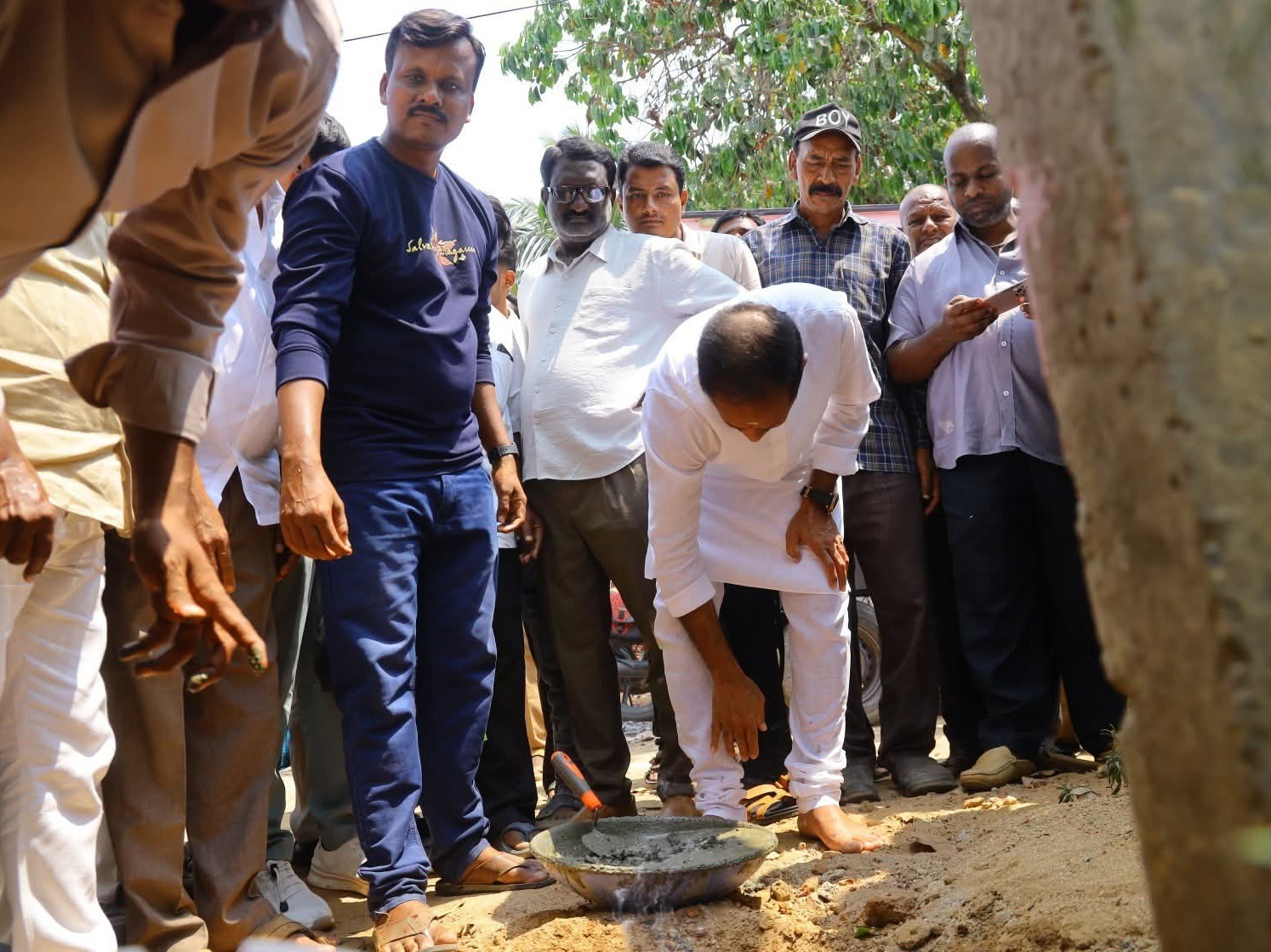 సీసీ రోడ్డు నిర్మాణానికి ఎమ్మెల్యే భూమి పూజ